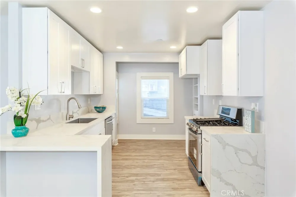 1836 The Strand Hermosa Beach, CA 90254