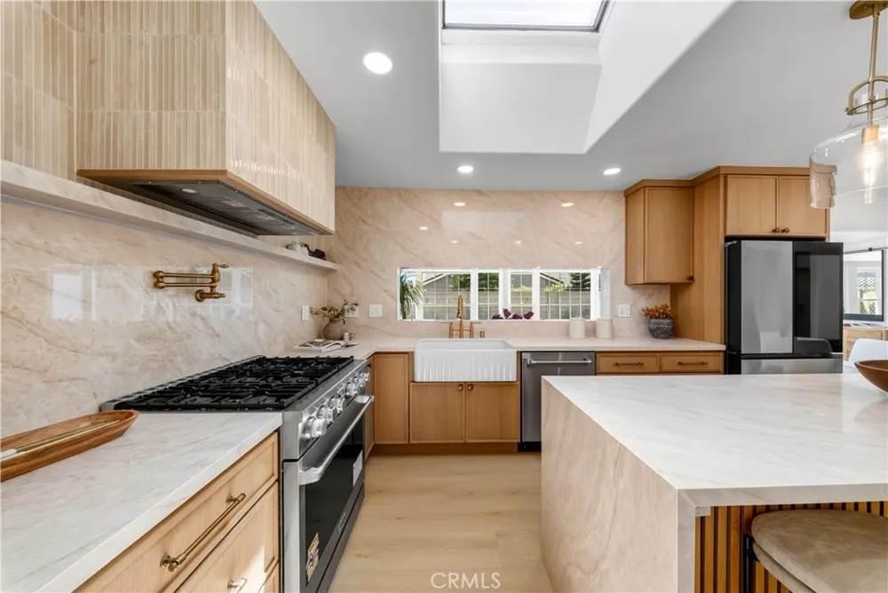 9574 Talbert Fountain Valley, CA 92708