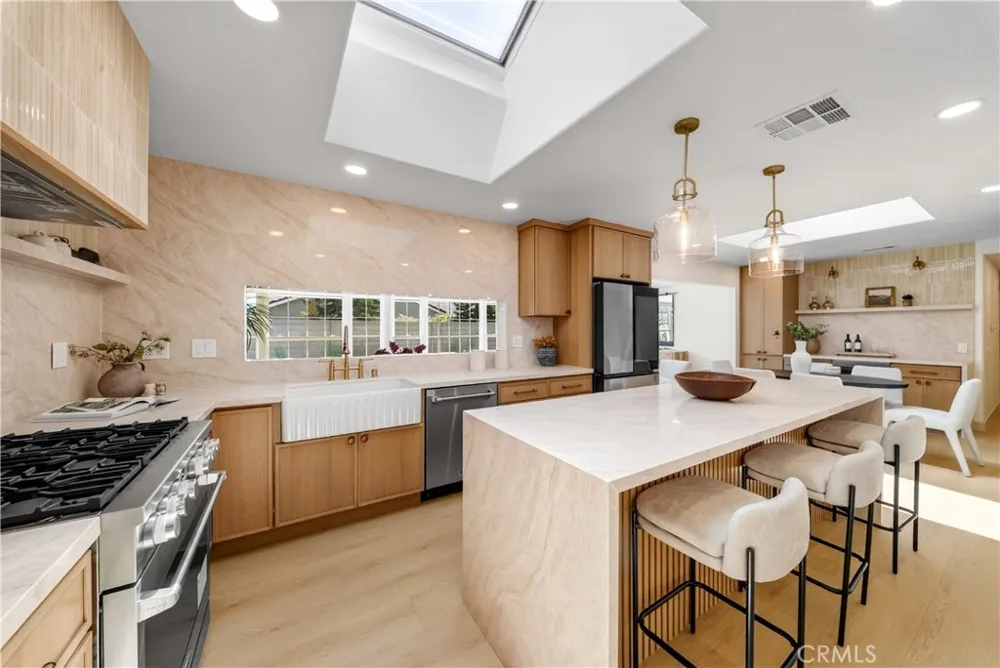 9574 Talbert Fountain Valley, CA 92708