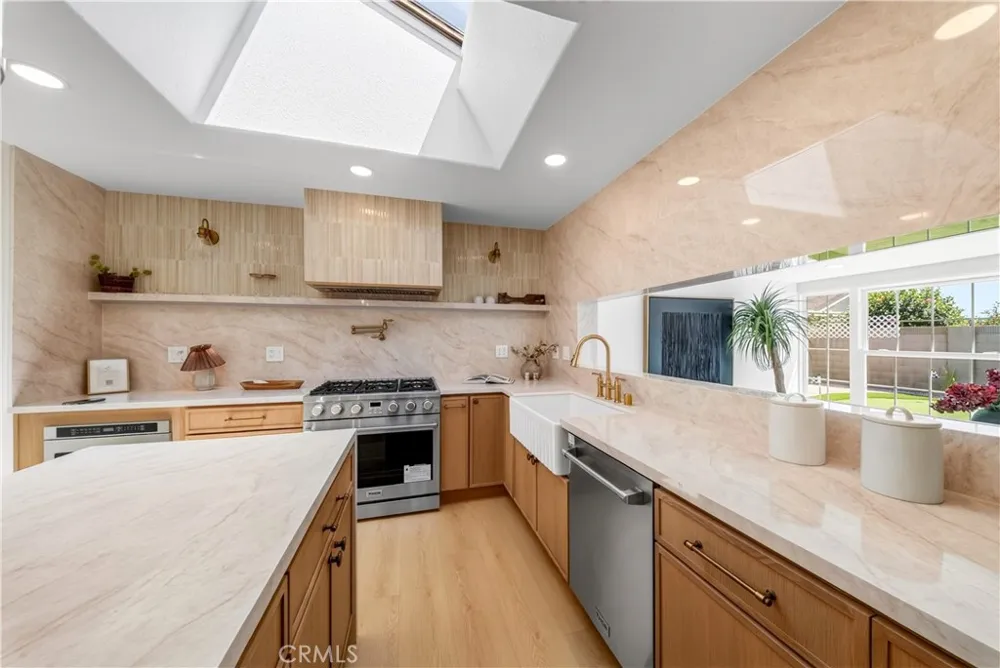 9574 Talbert Fountain Valley, CA 92708