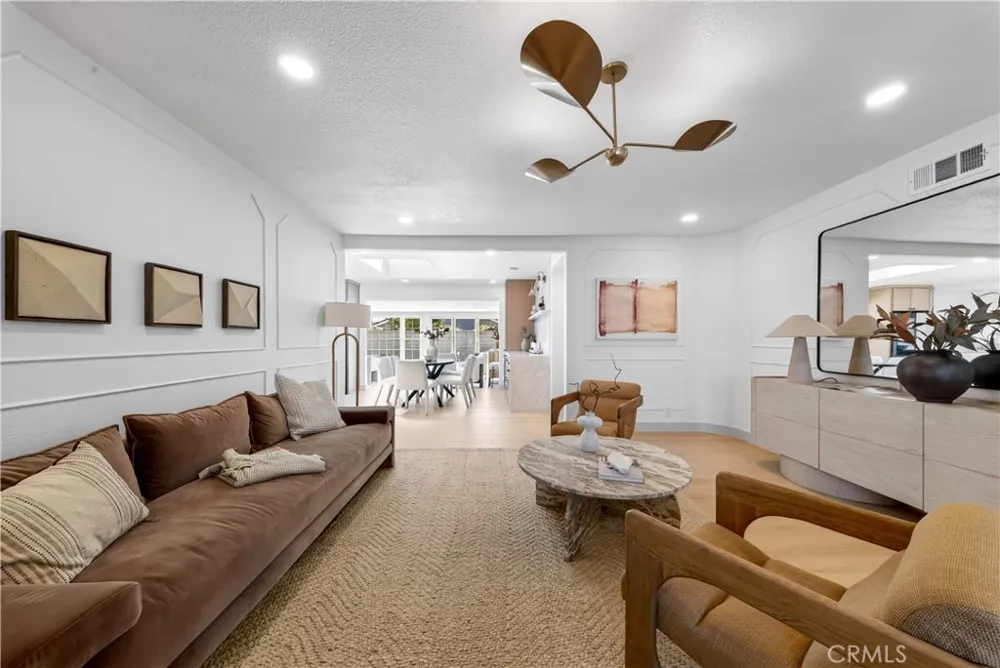 9574 Talbert Fountain Valley, CA 92708