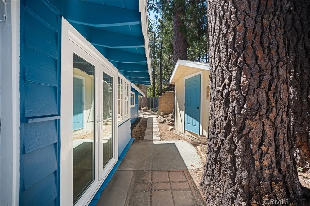 1966 Oakleaf Court Running Springs, CA 92382