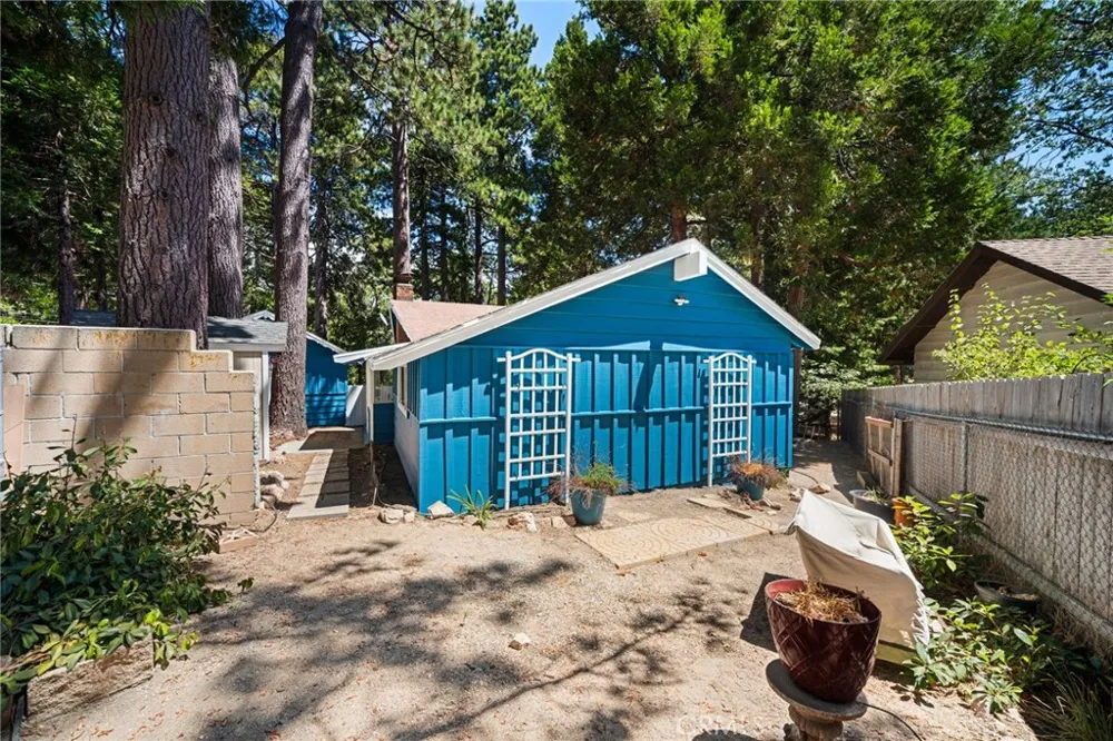 1966 Oakleaf Court Running Springs, CA 92382