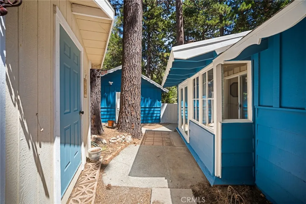 1966 Oakleaf Court Running Springs, CA 92382