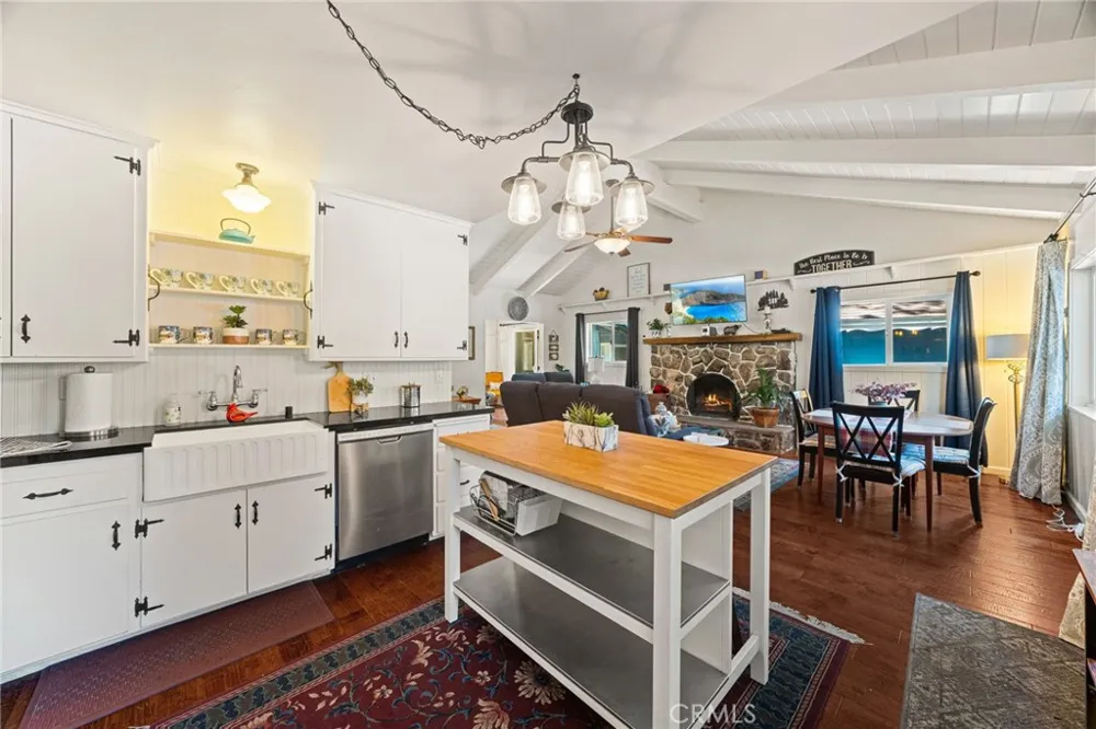 1966 Oakleaf Court Running Springs, CA 92382