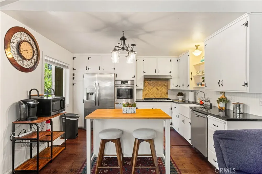 1966 Oakleaf Court Running Springs, CA 92382