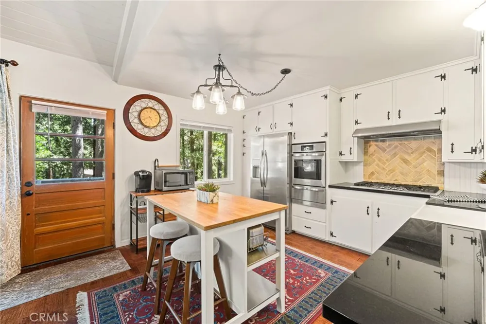 1966 Oakleaf Court Running Springs, CA 92382
