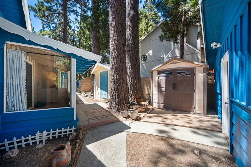 1966 Oakleaf Court Running Springs, CA 92382