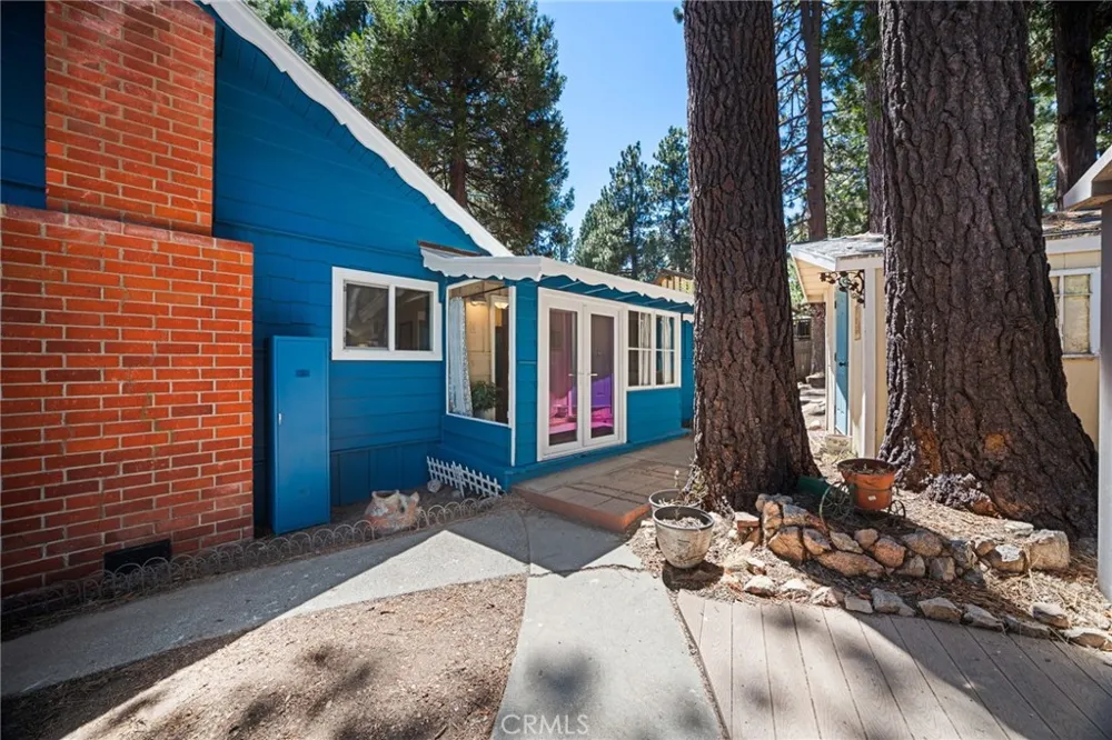1966 Oakleaf Court Running Springs, CA 92382