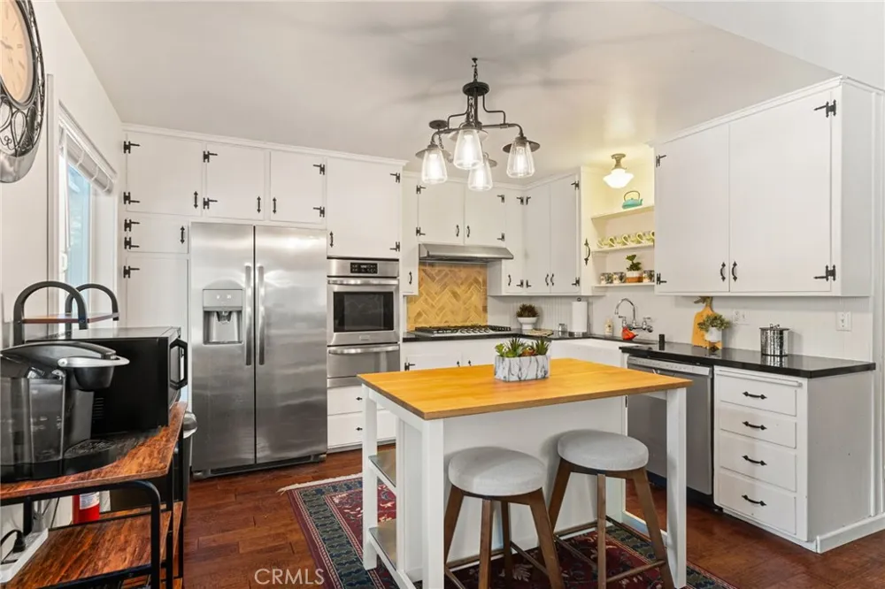 1966 Oakleaf Court Running Springs, CA 92382