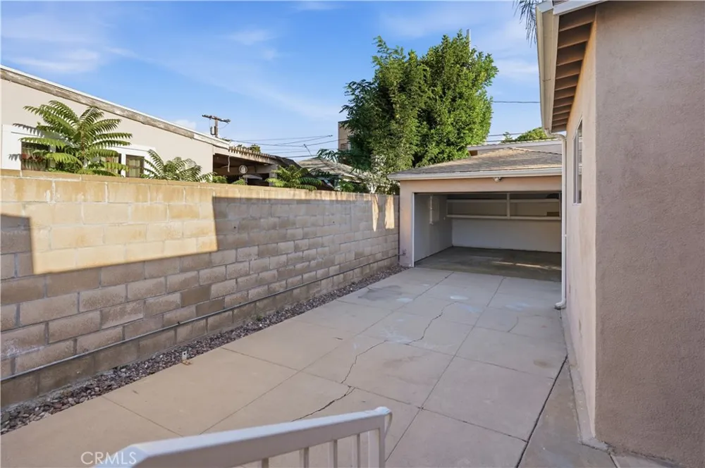10832 Huston North Hollywood, CA 91601