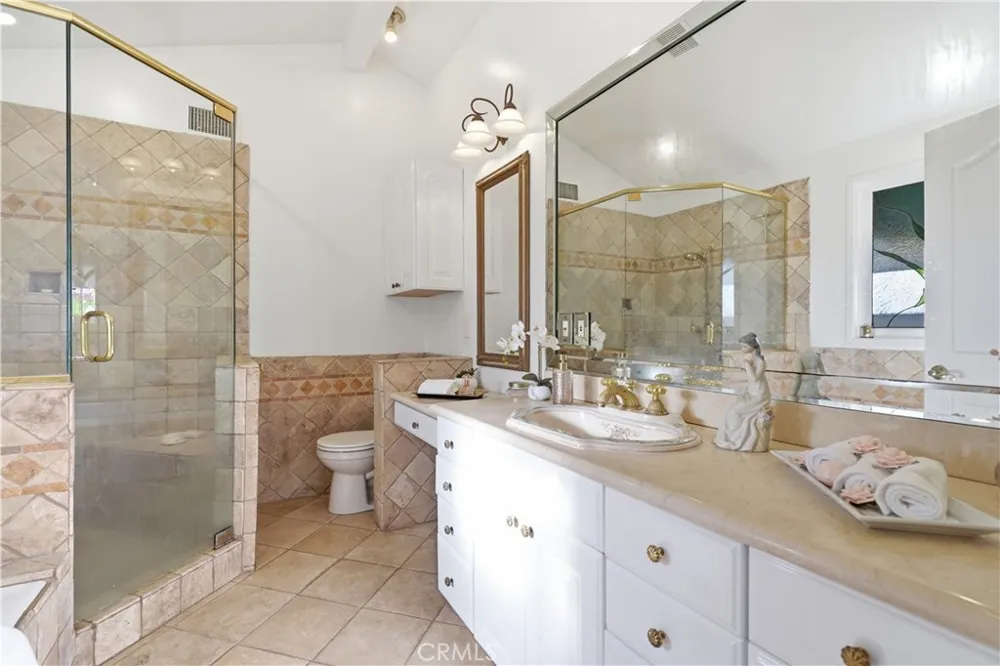 10832 Huston North Hollywood, CA 91601
