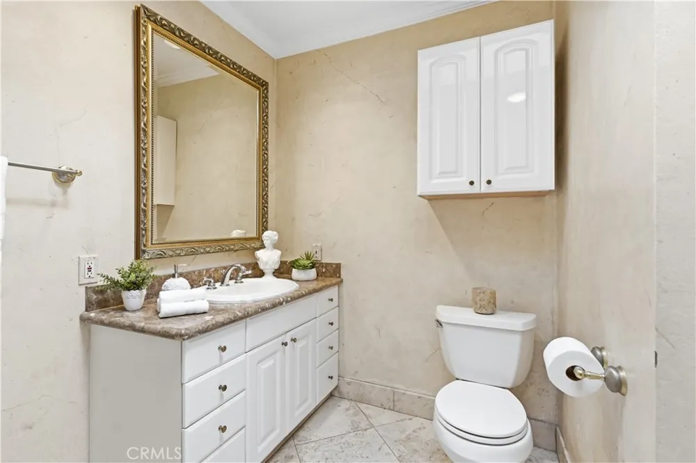 10832 Huston North Hollywood, CA 91601