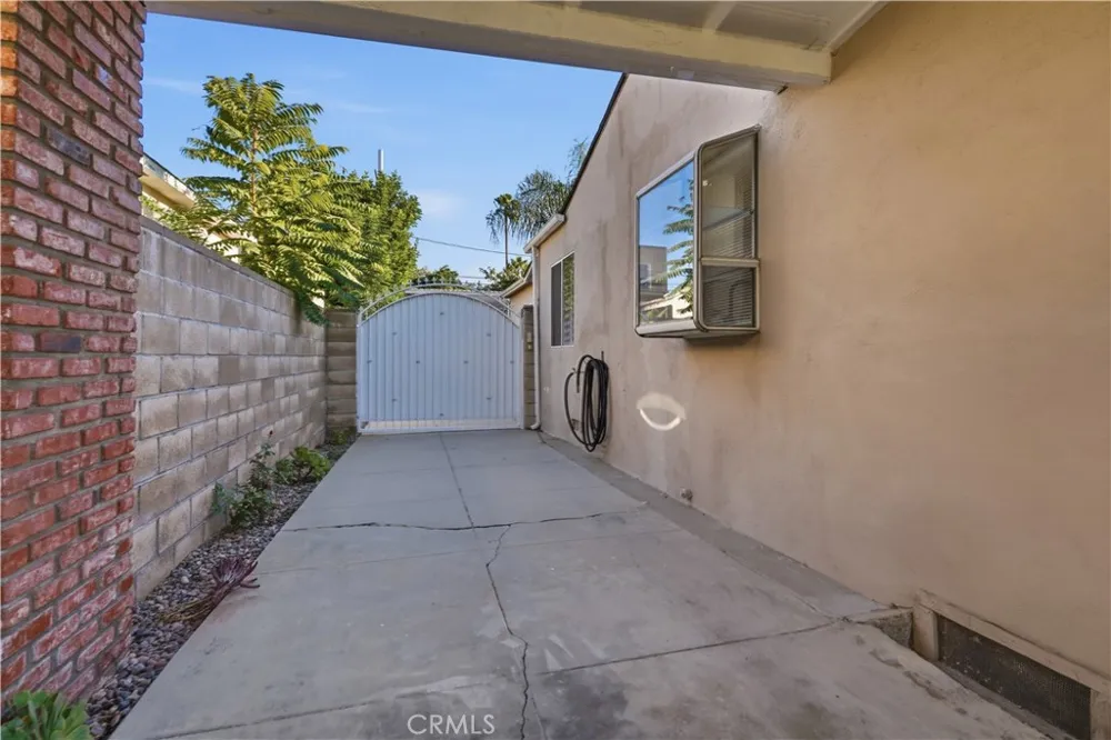 10832 Huston North Hollywood, CA 91601