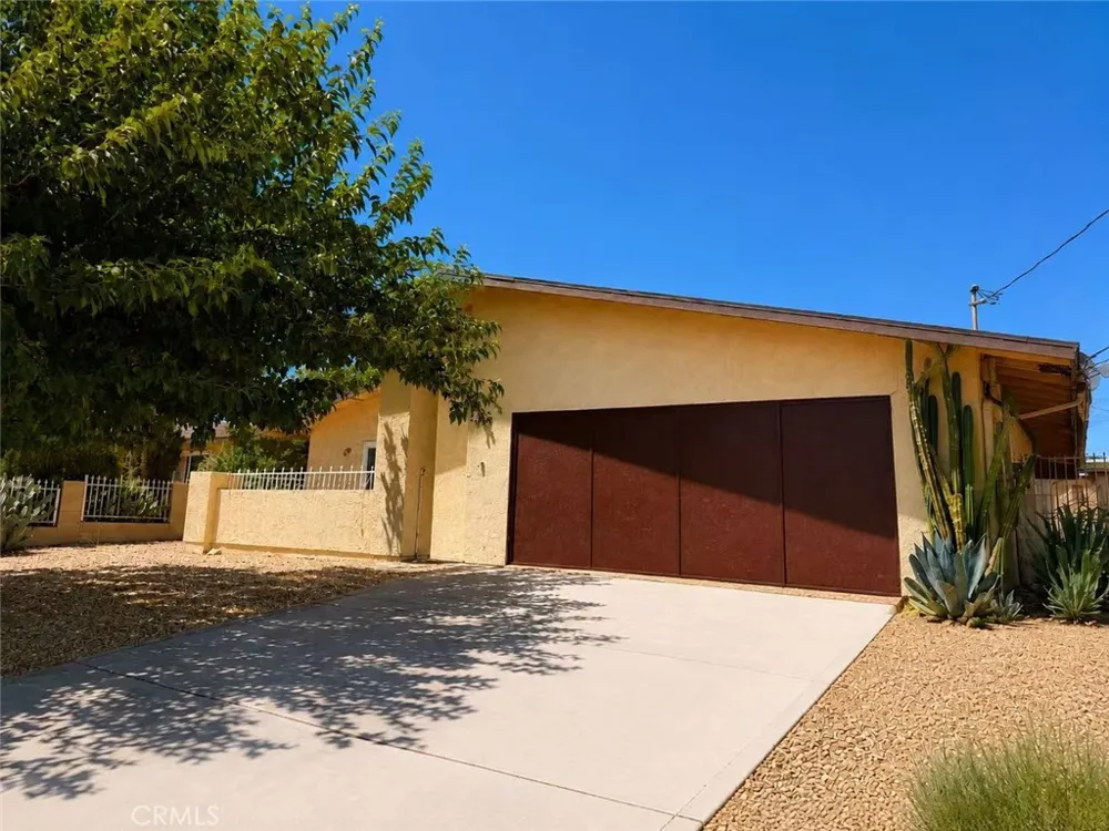 16326 Molino Dr. Victorville, CA 92395
