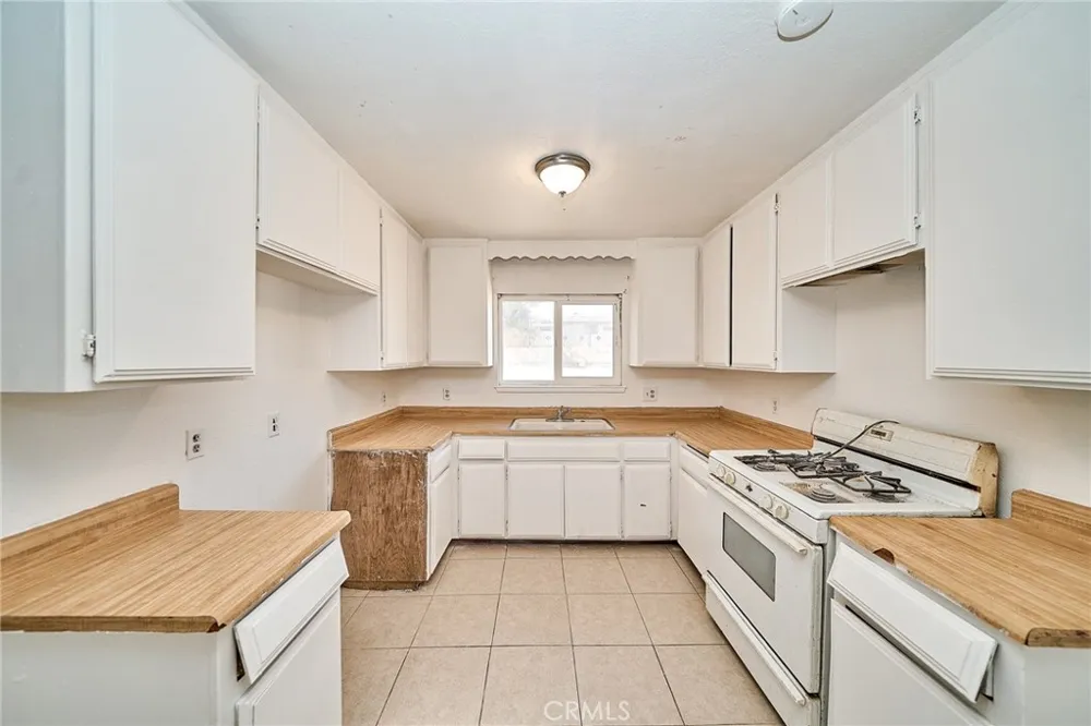 16326 Molino Dr. Victorville, CA 92395