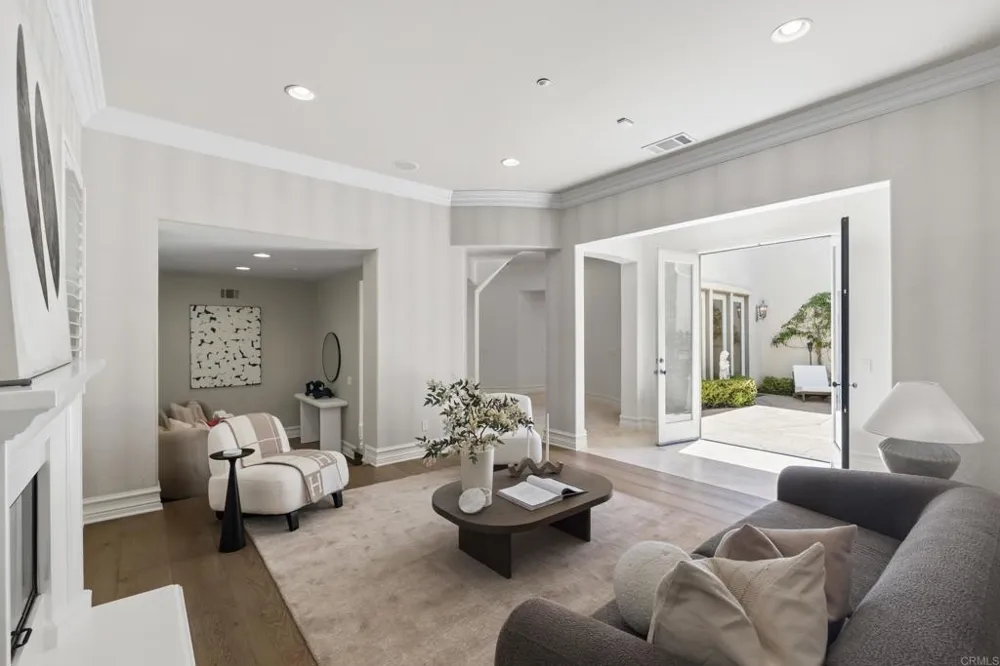 647 Lynwood Dr Encinitas, CA 92024