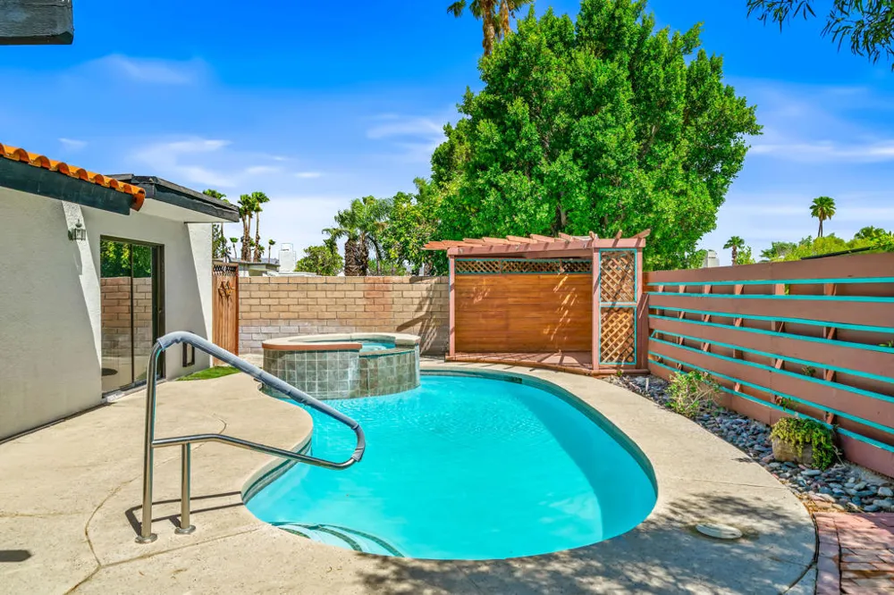 1351 E Luna Way Palm Springs, CA 92262