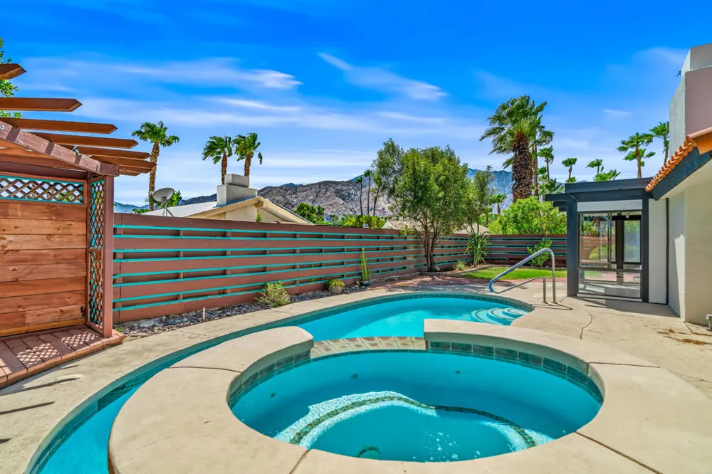 1351 E Luna Way Palm Springs, CA 92262