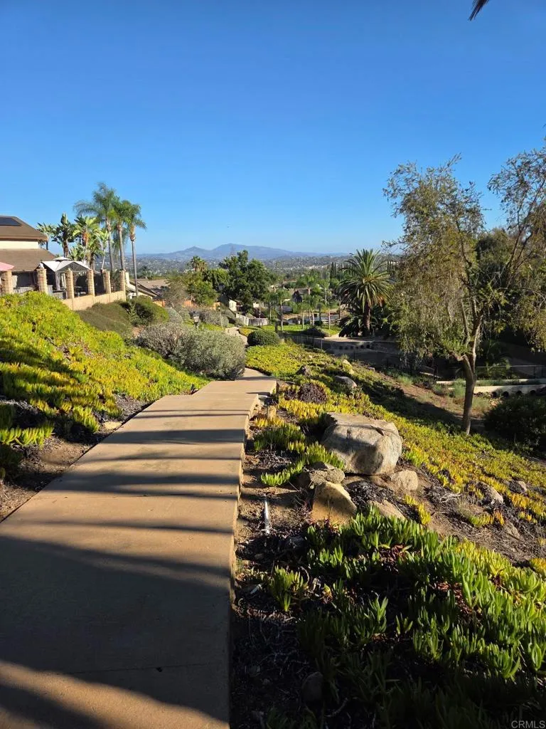 1679 Madrone Glen Escondido, CA 92027