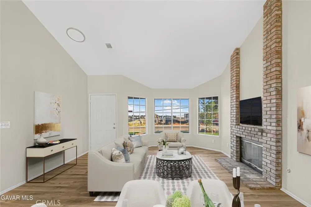 566 E Avenue R8 Palmdale, CA 93550