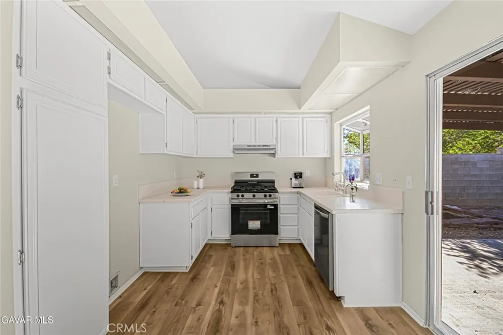 566 E Avenue R8 Palmdale, CA 93550