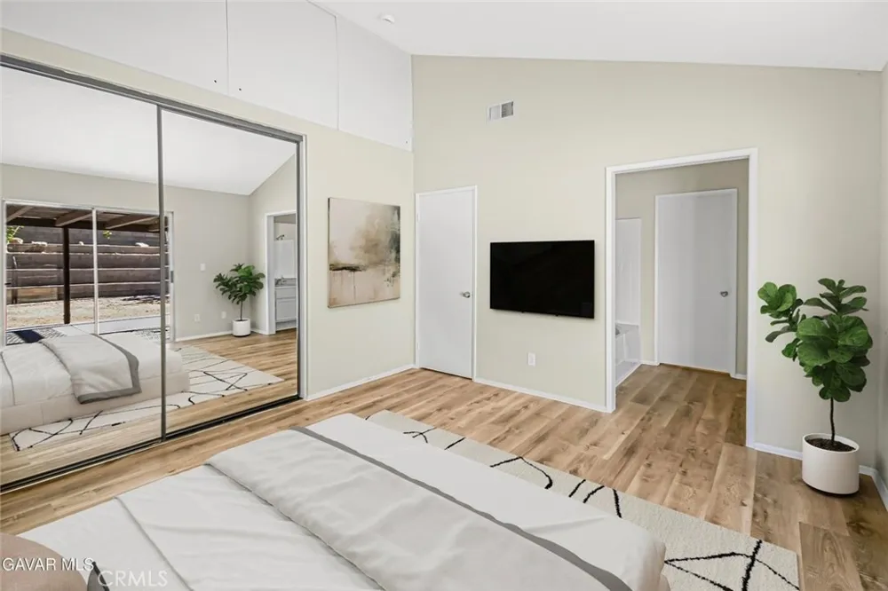 566 E Avenue R8 Palmdale, CA 93550