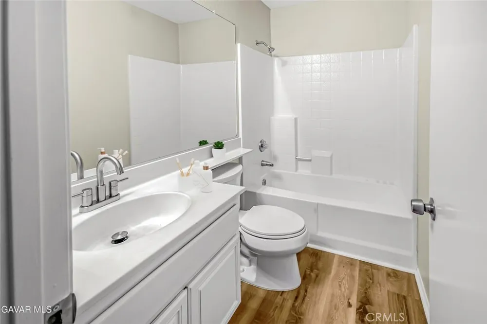 566 E Avenue R8 Palmdale, CA 93550