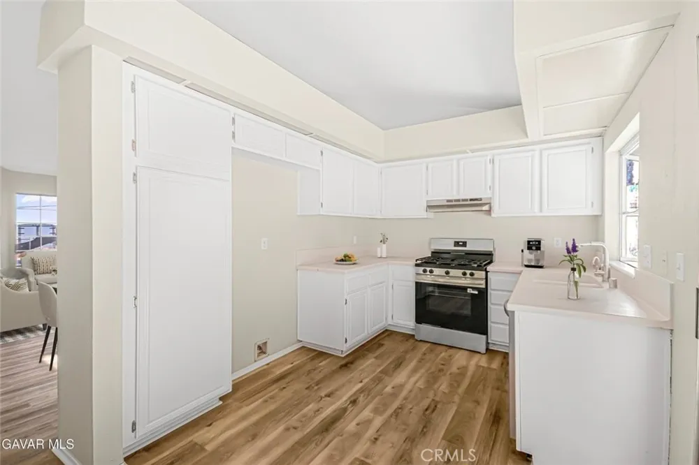 566 E Avenue R8 Palmdale, CA 93550