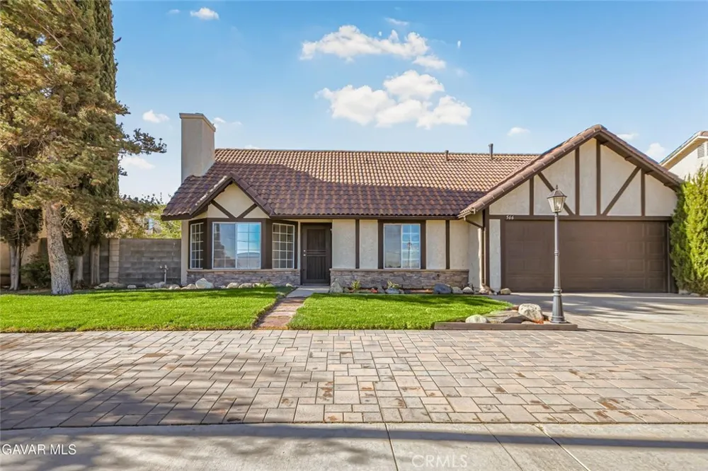 566 E Avenue R8 Palmdale, CA 93550