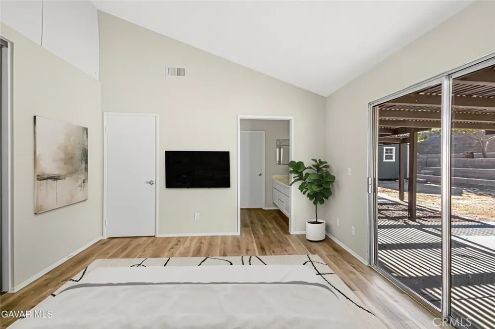 566 E Avenue R8 Palmdale, CA 93550