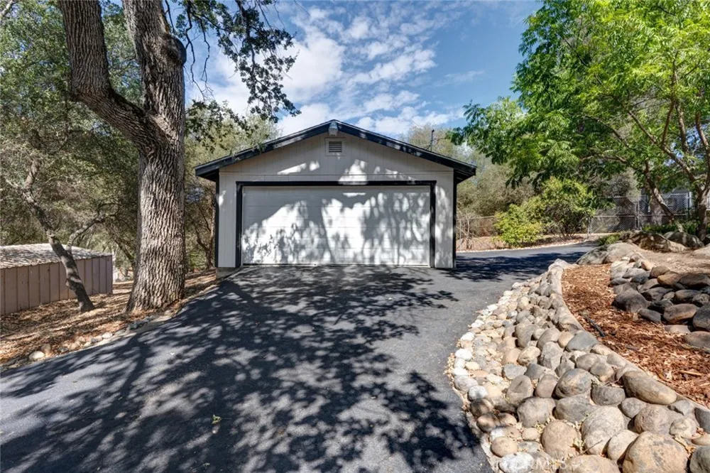 40403 Road 425a Oakhurst, CA 93644