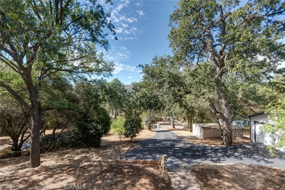 40403 Road 425a Oakhurst, CA 93644