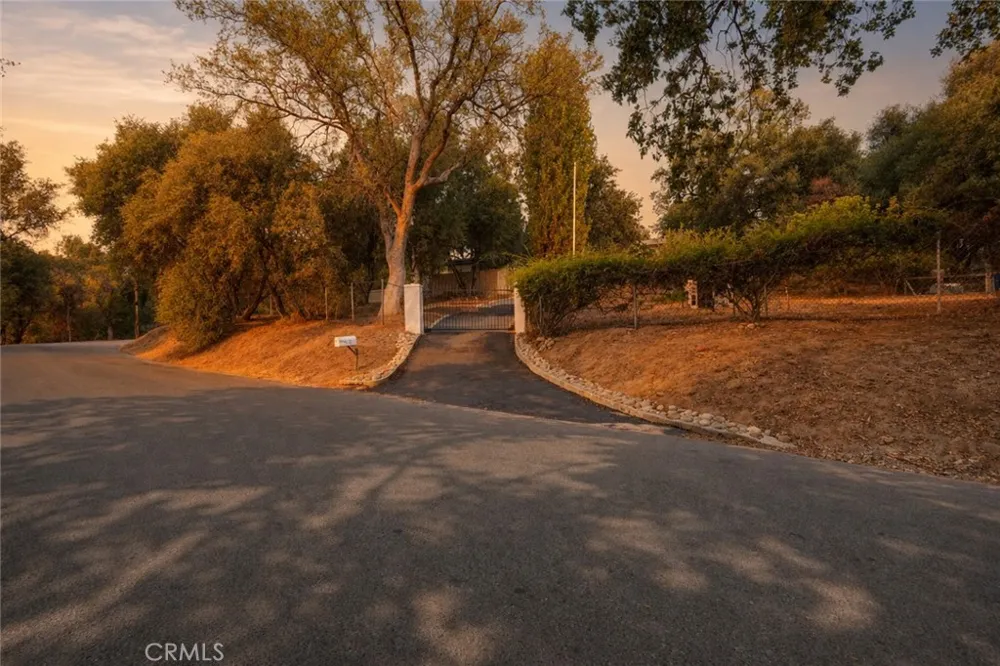40403 Road 425a Oakhurst, CA 93644