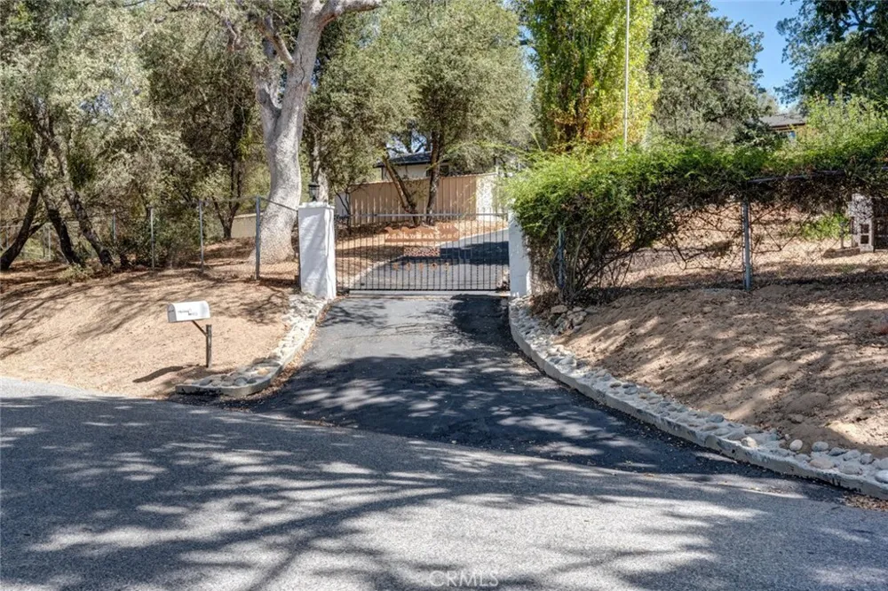 40403 Road 425a Oakhurst, CA 93644
