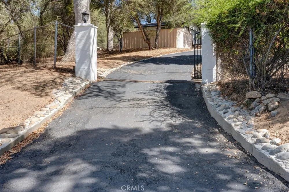 40403 Road 425a Oakhurst, CA 93644