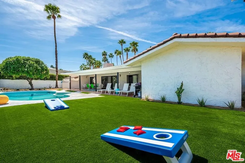 1970 S Joshua Tree Place Palm Springs, CA 92264