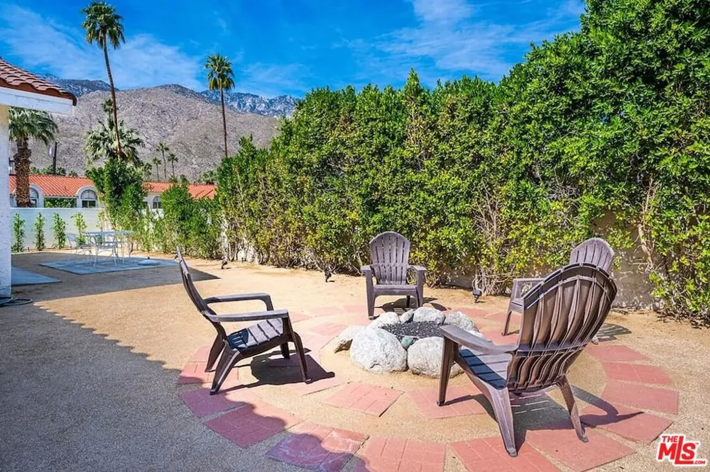 1970 S Joshua Tree Place Palm Springs, CA 92264