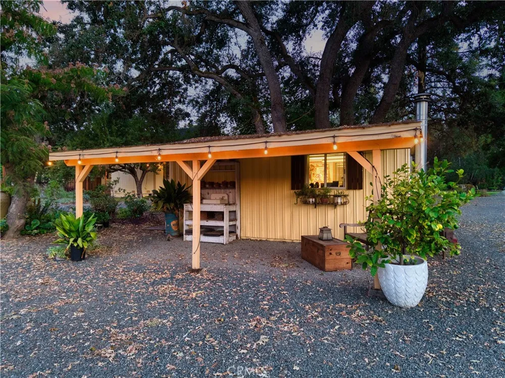 6733 Live Oak Drive Kelseyville, CA 95451