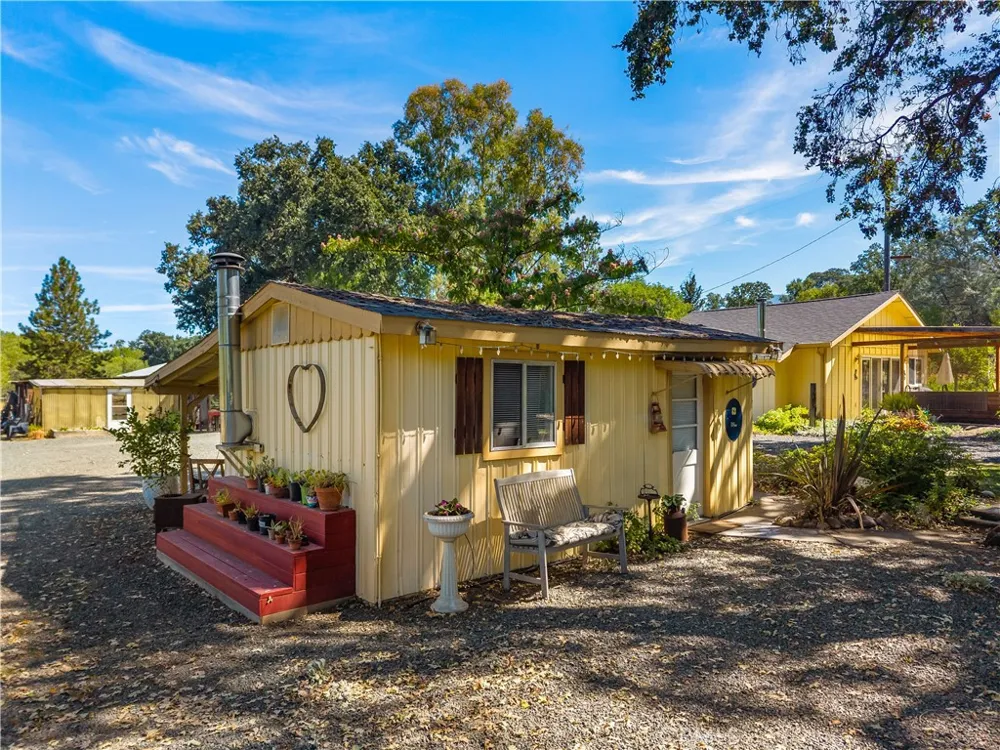 6733 Live Oak Drive Kelseyville, CA 95451