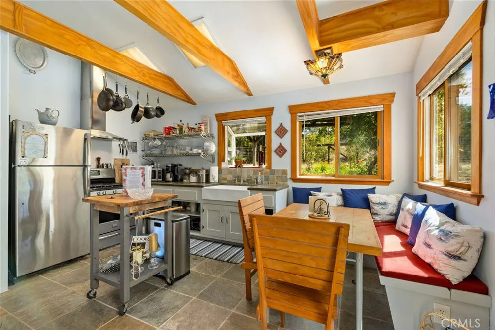 6733 Live Oak Drive Kelseyville, CA 95451