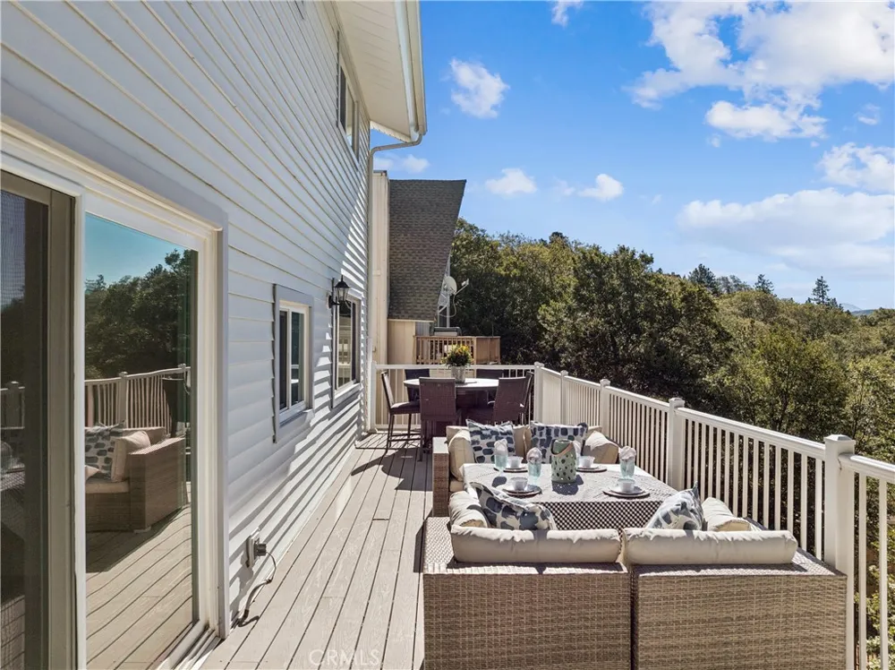 27535 St Bernard Lane Lake Arrowhead, CA 92352