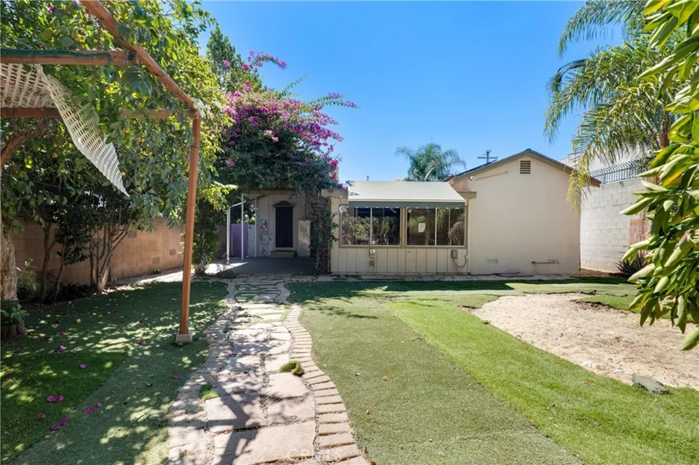 7134 Stansbury Avenue Van Nuys, CA 91405