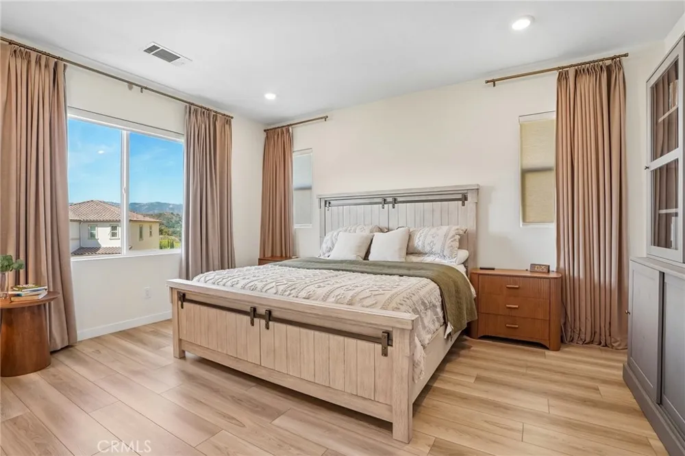 20920 Silvergate Newhall, CA 91321