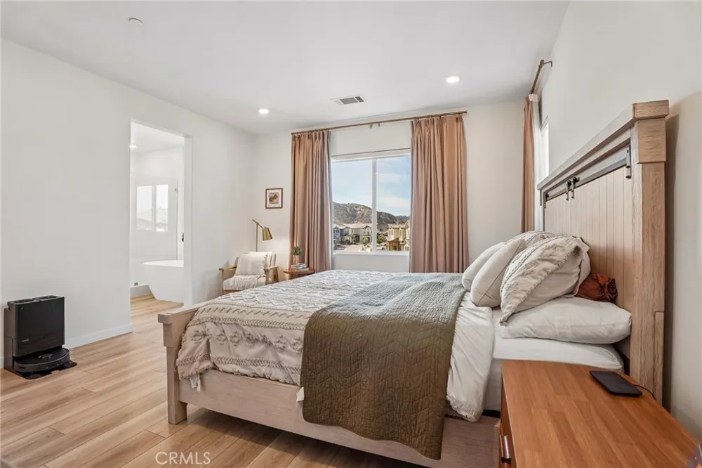 20920 Silvergate Newhall, CA 91321