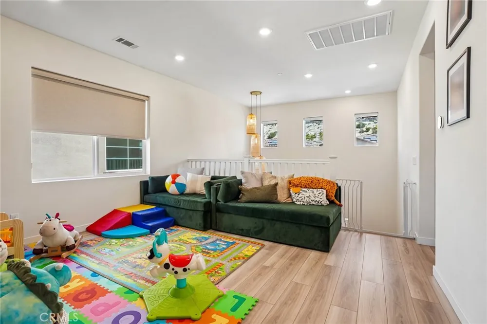 20920 Silvergate Newhall, CA 91321