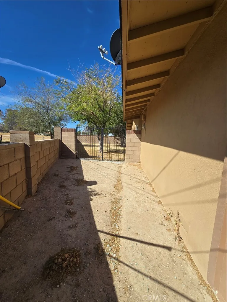 21135 Bancroft Court California City, CA 93505