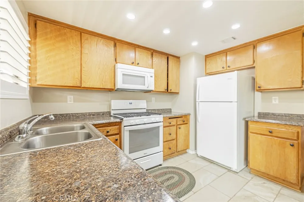 43729 La Paz Lancaster, CA 93535