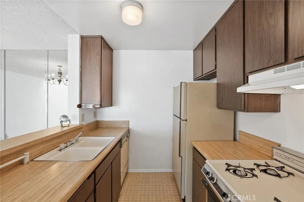 18645 Hatteras St #234 Tarzana, CA 91356