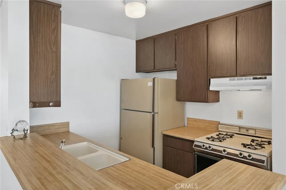 18645 Hatteras St #234 Tarzana, CA 91356
